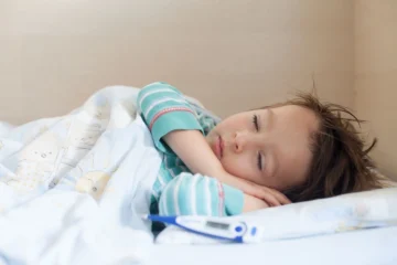 کودک بی‌حال و خواب‌آلود